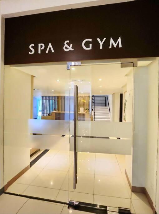 Cosy Executive 1 Bedroom Uptown Parksuites Ultra Fast Internet Manila Exterior foto